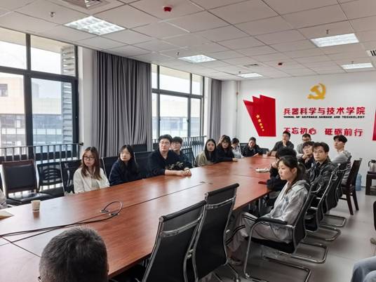同学们参加招聘宣讲 同学们参加招聘宣讲